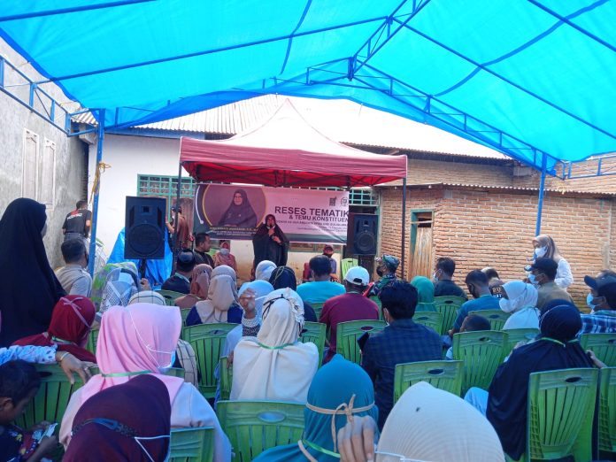 Legislator perempuan, Andi Soraya Widiyasari menanggapi aspirasi masyarakat Desa Bontonyeleng (dok.istimewa)