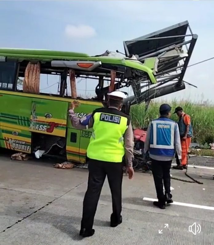 Keterangan Foto: Bus Pariwisata Ardiansyah berisi 25 penumpang yang mengalami Kecelakaan di Tol Mojokerto Surabaya KM 712 (detikNews/Okik)