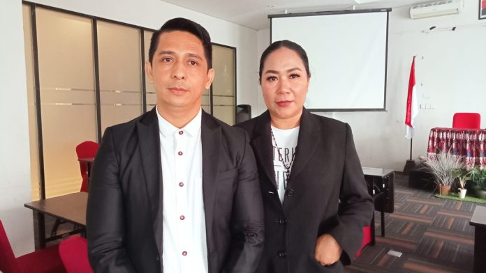 Keterangan Foto: Yoseph P. Marang, Area Supervisor Promosi PT. Rembaka NTT bersama, Dewi Lamabelawa, Ketua Biro MUA DPD PAPPRI NTT (detikNews/Arifin)