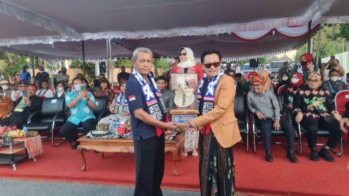 Sam Haris Serahkan Cinderamata kepada Wali Kota Malang, Drs. H. Sutiaji, foto : (Arifin / detikNews)