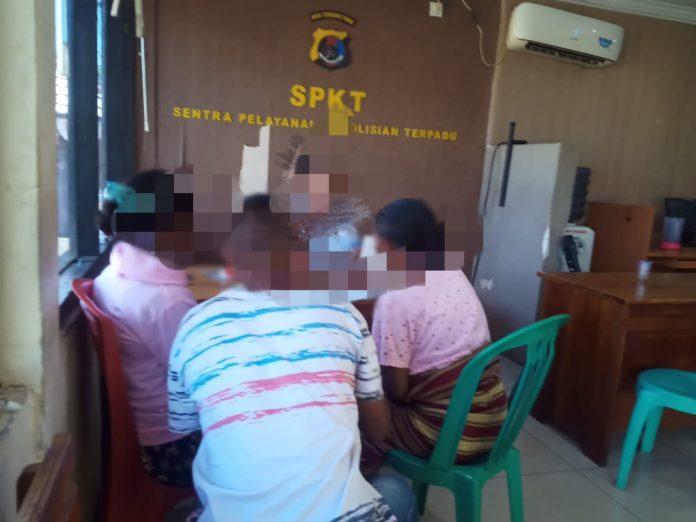 Keterangan foto: Ketika korban bersama ibu kandung dan keluarga korban membuat laporan Polisi di Polres Flores Timur (dok.istimewa)