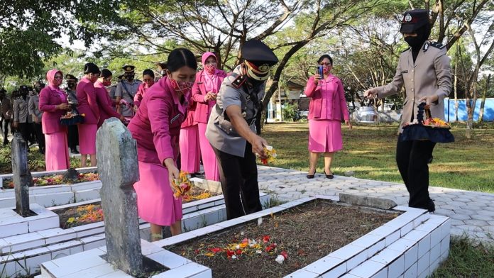 Keterangan foto: Polres Lombok Tengah menggelar upacara ziarah dan tabur bunga di Taman Makam Pahlawan (dok.istimewa)