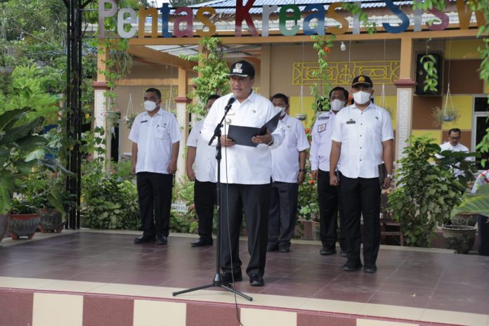 Keterangan foto : Wakil Bupati Asahan Taufik Zainal Abidin jadi Irup MPLS di SMPN - 1 Kisaran ( dok/istimewa )