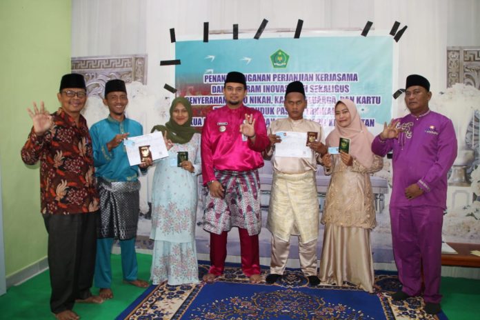 Keterangan foto: Camat Bantan dalam penyerahan Buku nikah dan Kartu Keluarga (detikNews/Anang)