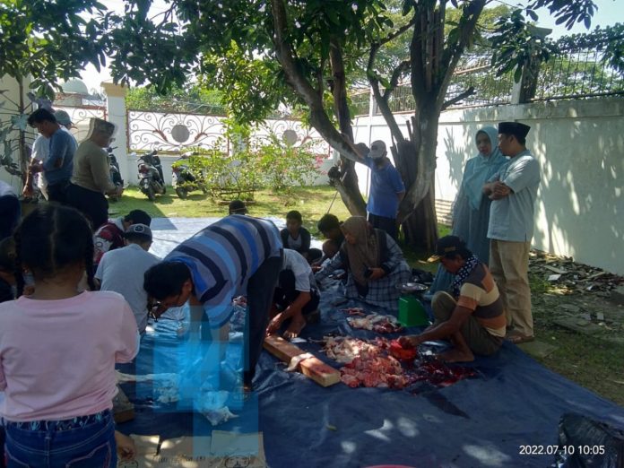 Keterangan foto: Ketua Komisi III DPRD Kabupaten Karawang H.Taman bersama warga setempat menyembelih hewan kurban (dok.istimewa)